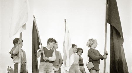 דגלים בחג הנטיעות,1947. צילום: אשר בנארי, הזורע